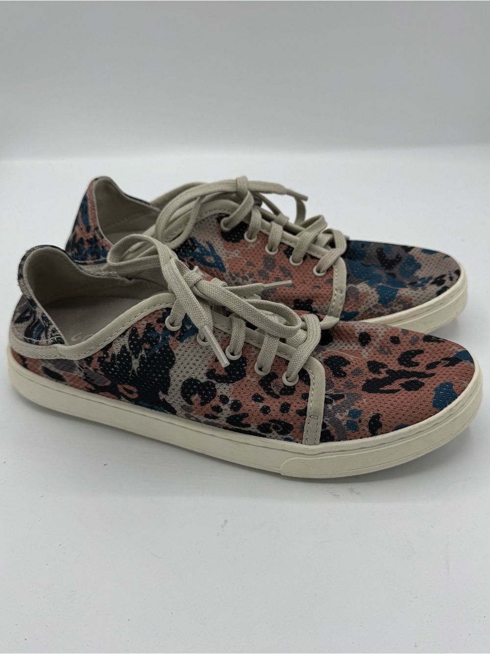 Olukai Pehuea Li Womens Lightweight Mesh Sneakers size 7 cloudy multicolor print